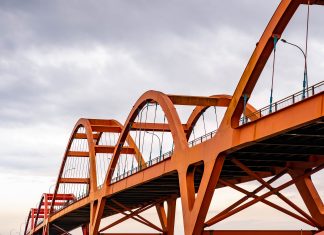 Menikmati Senja di Sepanjang Jembatan Ampera Palembang